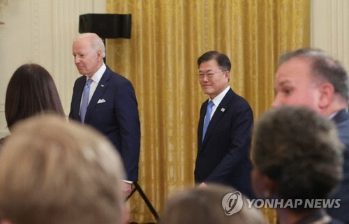 문재인 대통령과 조 바이든 미국 대통령이 21일 오후(현지시간) 백악관에서 정상회담 후 공동기자회견장으로 입장하고 있다. <워싱턴=연합뉴스>